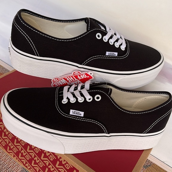 Vans Men’s Authentic Stacked
Canvas Black/True White
VN0A5KXXBMX
Platforms - Picture 10 of 16